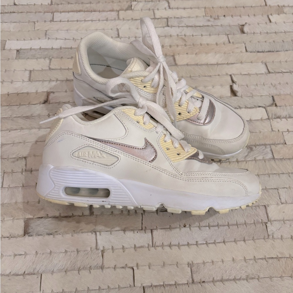 Nike Air Max 90
Big Kids' Shoes